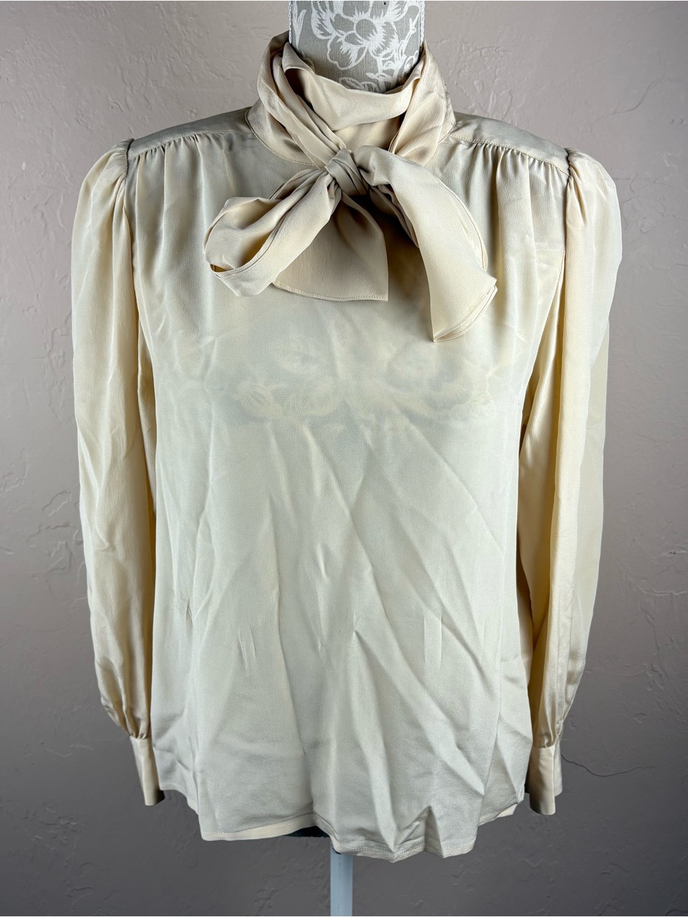 Vintage Ciao Sport Ivory Tan Cream 100% Silk Blouse Neck Tie Bow Women’s Size 8